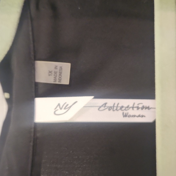 Womens 1X Black Button down collared Blouse with metallic embellishments NWT - Picture 5 of 5